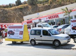 Reklam Römorkları Reklam Römorkları İzmir Organizasyon 4 İzmir Organizasyon Reklam römorkları, firma / marka logosu veya sloganının billboardlara basılması, ardından motorsuz araçların içine yerleştirilerek, başka bir araç tarafından çekilmesi ile yapılan reklam türlerindendir. Reklam römorku bir çeşit yürüyen reklam hizmetidir. Reklam bisikletleri ve taşıt giydirme reklam uygulamalarına benzetilse de, maliyet ve gezecekleri rota açısından birbirlerinden farklıdırlar. Reklam römorklarını reklam bisikletlerinden ayıran özellik, bisikletlerin motorsuz araçlar olmaları sebebi ile daha uzun zamanda daha az bölgede dolaşması, buna rağmen reklam römorku motorlu bir araç vasıtasıyla çekildiği için daha kısa zamanda daha fazla bölge dolaşabilmeleridir. Taşıt giydirme reklam uygulamaları ise, reklam römorklarına göre daha maliyetli bir uygulama olup, yalnızca içerisinden sesli anons yapılabilir. Reklam römorklarına ise ses sistemi konulur ve müzik yayını yapılır. İzmir Organizasyon müşteri temsilcimize ulaşarak reklam römorku kiralama hizmetimiz hakkında detaylı bilgi alabilirsiniz. Tanıtım Römorkları Kiralama İzmir