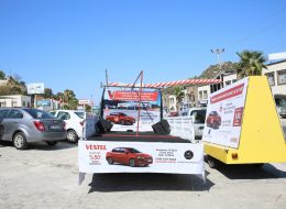 Reklam Römorkları Reklam Römorkları İzmir Organizasyon 5 İzmir Organizasyon Reklam römorkları, firma / marka logosu veya sloganının billboardlara basılması, ardından motorsuz araçların içine yerleştirilerek, başka bir araç tarafından çekilmesi ile yapılan reklam türlerindendir. Reklam römorku bir çeşit yürüyen reklam hizmetidir. Reklam bisikletleri ve taşıt giydirme reklam uygulamalarına benzetilse de, maliyet ve gezecekleri rota açısından birbirlerinden farklıdırlar. Reklam römorklarını reklam bisikletlerinden ayıran özellik, bisikletlerin motorsuz araçlar olmaları sebebi ile daha uzun zamanda daha az bölgede dolaşması, buna rağmen reklam römorku motorlu bir araç vasıtasıyla çekildiği için daha kısa zamanda daha fazla bölge dolaşabilmeleridir. Taşıt giydirme reklam uygulamaları ise, reklam römorklarına göre daha maliyetli bir uygulama olup, yalnızca içerisinden sesli anons yapılabilir. Reklam römorklarına ise ses sistemi konulur ve müzik yayını yapılır. İzmir Organizasyon müşteri temsilcimize ulaşarak reklam römorku kiralama hizmetimiz hakkında detaylı bilgi alabilirsiniz. Reklam Römorkları Kiralama İzmir