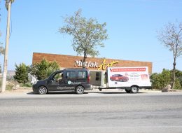 Reklam Römorkları Reklam Römorkları İzmir Organizasyon 7 İzmir Organizasyon Reklam römorkları, firma / marka logosu veya sloganının billboardlara basılması, ardından motorsuz araçların içine yerleştirilerek, başka bir araç tarafından çekilmesi ile yapılan reklam türlerindendir. Reklam römorku bir çeşit yürüyen reklam hizmetidir. Reklam bisikletleri ve taşıt giydirme reklam uygulamalarına benzetilse de, maliyet ve gezecekleri rota açısından birbirlerinden farklıdırlar. Reklam römorklarını reklam bisikletlerinden ayıran özellik, bisikletlerin motorsuz araçlar olmaları sebebi ile daha uzun zamanda daha az bölgede dolaşması, buna rağmen reklam römorku motorlu bir araç vasıtasıyla çekildiği için daha kısa zamanda daha fazla bölge dolaşabilmeleridir. Taşıt giydirme reklam uygulamaları ise, reklam römorklarına göre daha maliyetli bir uygulama olup, yalnızca içerisinden sesli anons yapılabilir. Reklam römorklarına ise ses sistemi konulur ve müzik yayını yapılır. İzmir Organizasyon müşteri temsilcimize ulaşarak reklam römorku kiralama hizmetimiz hakkında detaylı bilgi alabilirsiniz. Reklam Römorkları Kiralama İzmir