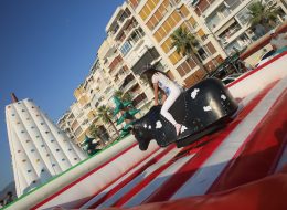 Şişme Rodeo Kiralama Rodeo 3 İzmir Organizasyon Şişme rodeo kiralama, özel eksen mekanizmalı platform üzerinde bulunan boğa figürlü bir oyundur. Uzaktan kumandalı bir mekanizmayla boğa kontrol edilir. Sağa sola, öne ve arkaya olmak üzere 4 hareket mevcuttur. Oyunun amacı, boğanın üzerinde en uzun süre düşmeden kalabilmektir. En uzun süre sağlam bir şekilde boğa üzerinde durmayı başarabilen oyuncu, oyunu kazanır. Rodeo oyunu, maksimum güvenlikli bir sistemle üretilmiştir. Oyun mekanizmasının etrafı şişme parkurla çevrilidir. Bu sayede oyuncuların güvenliği göz önüne alınmış olur, yumuşak bir zemine düşmeleri sağlanır. Rodeo oyununu, doğum günü partileri, okul ve belediye şenlikleri, piknik organizasyonları gibi eğlenceli aktivitelerde kullanabilirsiniz. Konuklarınıza ve davetlilerinize eğlenceli ve keyifli dakikalar yaşatabilirsiniz. İzmir Organizasyon istediğiniz günde ve saatte şişme oyuncak kiralama hizmeti vermektedir. Ofisimizin hemen yanında bulunan depomuzda şişme oyuncaklar temin edilmekte ve belirlediğiniz günde alana ulaştırılarak kurulumu tamamlanmaktadır. Şişme rodeo kiralama ve şişme oyun parkurları hizmetimiz ile ilgili detaylı bilgi almak için sismeoyuncak.com adresimizi ziyaret edebilirsiniz. Rodeo Oyun Parkurunda Oyun Anı İzmir