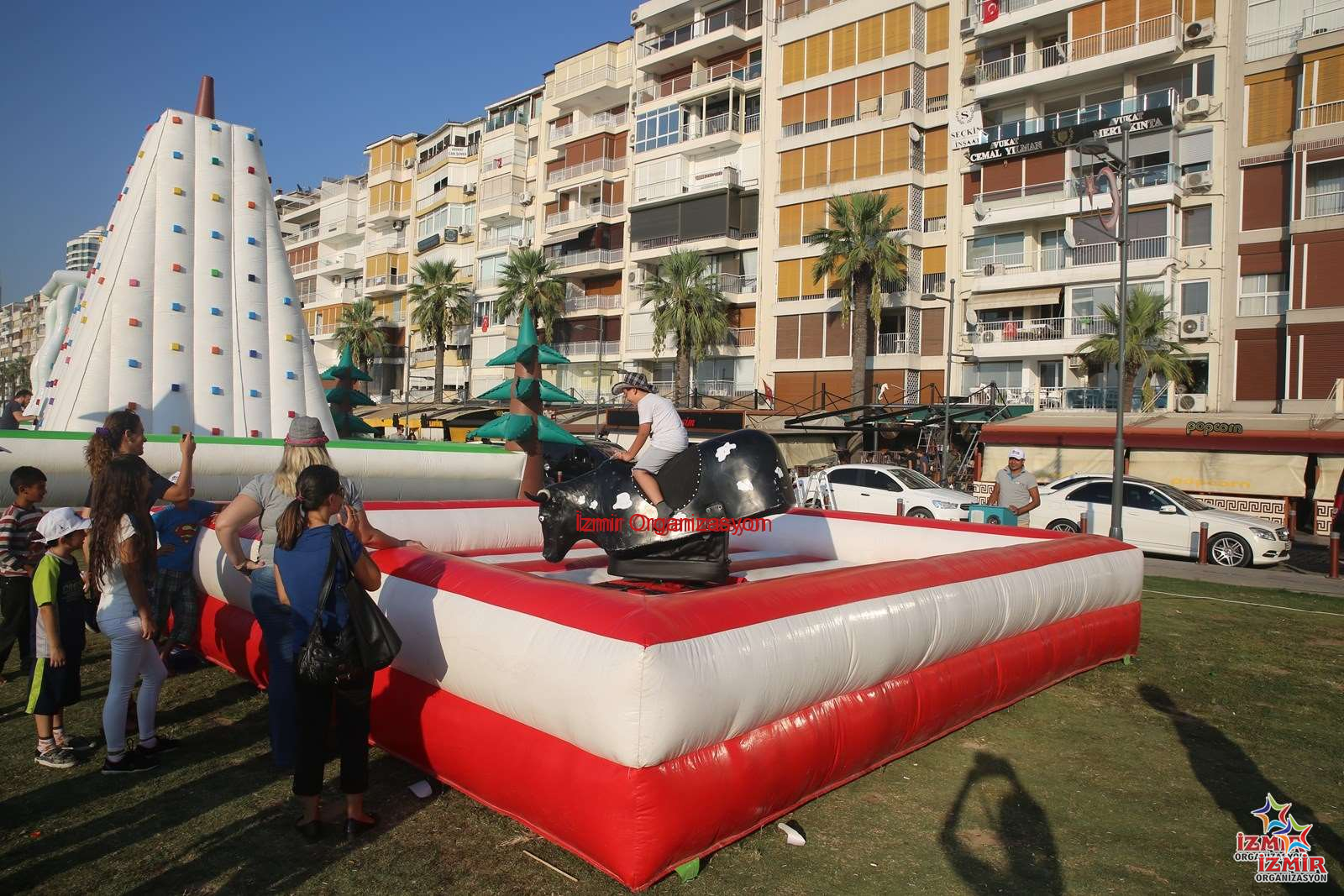 Şişme Rodeo Kiralama Rodeo 7 İzmir Organizasyon Şişme rodeo kiralama hizmeti ile organizasyonlarınıza eğlence katın. İzmir Organizasyon olarak 2004'ten bu yana profesyonel çözümler sunuyoruz. Türkiye geneli hizmet! Festival Organizasyonu Rodeo Kiralama İzmir