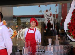 Servis Elemanı ve Garson Temini Servis Elemanı 3 İzmir Organizasyon Servis elemanı ve garson temini ile açılış organizasyonu, doğum günü organizasyonu, düğün organizasyonu, sünnet organizasyonu, kokteyl organizasyonu, temel atma töreni organizasyonu, baby shower organizasyonu vb. her türlü organizasyonlarınız için ihtiyaç duyabileceğiniz profesyonel ajans hizmetleri veriyoruz. Sunum ve servis personelimiz, temiz ve şık görüntüsüyle misafirlerinize güler yüzlü sunum ve ikram hizmeti verir. Size de organizasyonunuzun keyfini çıkarmak kalır. Organizasyonun içeriğine bağlı olarak yiyecekler; kanepe, atıştırmalık, çerez, cips, yemek ve tatlı olarak, içecekler; alkollü ve alkolsüz olarak sunum ve servise hazırlanır. Konuklarınıza yapılacak ikramları servis elemanı da yapar ya da dilerseniz self servis olarak da hizmet verebiliriz. İzmir Organizasyon firmamız organizasyon sektöründeki 15 yılı aşkın deneyimiyle bugüne kadar birçok organizasyona ev sahipliği yapmıştır. İzmir, Ege Bölgesi ve Türkiye'nin dört bir noktasında gerçekleştireceğiniz organizasyonlarınız için servis elemanı ve garson temini hizmetimizden faydalanabilirsiniz. İzmir Garson Kiralama