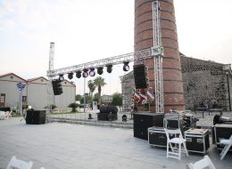 Ses Sistemi Kiralama Ses Sistemi Kiralama İzmir Organizasyon 11 İzmir Organizasyon Ses sistemi kiralama ve müzik organizasyonlarınızı daha eğlenceli ve daha kaliteli kılmak için çok önemlidir. Müziğin olmadığı bir organizasyon düşünülemez. Yalnız dinletilen müziğin tarzı ne olursa olsun güçlü net bir sesi olmalıdır. Birçok alanda profesyonel ses, ışık, görüntü, sahne sistemleri kiralama ve teknik prodüksiyon hizmetleri veren firmayız. İsterseniz organizasyonunuzun müzik işini profesyonel dj eşliğinde yaptırabilir ve ortamın ambiyansını bir anda değiştirebilirsiniz. Yapmanız gereken tek şey ihtiyaçlarınızı belirlemek ve İzmir Organizasyon ekibine ulaşmak. Ayrıca dilerseniz ses sistemi ekipmanlarını nakliyesini ekstra olarak istediğiniz yere ulaştırabilir ve kurulumunu tecrübeli ekip arkadaşlarımız ile birlikte gerçekleştirebiliriz. Ses sistemi ile alakalı aklınıza gelebilecek her şeyi; mikrofon, kabin, dj, mikser, jeneratör, elektrik aksanına kadar aklınıza gelebilecek bir çok ekipmanı hizmetinize sunuyoruz. İzmir Organizasyon olarak profesyonel ekip ve ekipmanlar ile ses sistemi kiralama hizmeti vermeye hazırız. Ayrıca dilerseniz masaların nakliyesini ekstra olarak istediğiniz yere ulaştırabiliriz. Ses Sistemi Kiralama Servisi İzmir Organizasyon