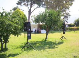 Ses Sistemi Kiralama Ses Sistemi Kiralama İzmir Organizasyon 8 İzmir Organizasyon Ses sistemi kiralama ve müzik organizasyonlarınızı daha eğlenceli ve daha kaliteli kılmak için çok önemlidir. Müziğin olmadığı bir organizasyon düşünülemez. Yalnız dinletilen müziğin tarzı ne olursa olsun güçlü net bir sesi olmalıdır. Birçok alanda profesyonel ses, ışık, görüntü, sahne sistemleri kiralama ve teknik prodüksiyon hizmetleri veren firmayız. İsterseniz organizasyonunuzun müzik işini profesyonel dj eşliğinde yaptırabilir ve ortamın ambiyansını bir anda değiştirebilirsiniz. Yapmanız gereken tek şey ihtiyaçlarınızı belirlemek ve İzmir Organizasyon ekibine ulaşmak. Ayrıca dilerseniz ses sistemi ekipmanlarını nakliyesini ekstra olarak istediğiniz yere ulaştırabilir ve kurulumunu tecrübeli ekip arkadaşlarımız ile birlikte gerçekleştirebiliriz. Ses sistemi ile alakalı aklınıza gelebilecek her şeyi; mikrofon, kabin, dj, mikser, jeneratör, elektrik aksanına kadar aklınıza gelebilecek bir çok ekipmanı hizmetinize sunuyoruz. İzmir Organizasyon olarak profesyonel ekip ve ekipmanlar ile ses sistemi kiralama hizmeti vermeye hazırız. Ayrıca dilerseniz masaların nakliyesini ekstra olarak istediğiniz yere ulaştırabiliriz. Profesyonel Ses Sistemi Temini İzmir Organizasyon