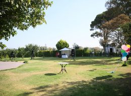 Maersk Şirket Piknik Organizasyonu & Planlaması Ses Sistemi Çadır Gölgelik Kiralama İzmir Organizasyon İzmir Organizasyon Şirket piknik organizasyonu yılın belirli dönemlerinde personel, yöneticiler ve personelin ailesi için düzenlenen etkinliklerdir. Bu tarz aktiviteler yılda bir defa düzenlenmekte olup çalışanlar arasında da iletişimi ve motivasyonu artırmaktadır. Şirket piknik organizasyonu, personel ve personelin ailesi arasında tanışma ve kaynaşma amaçlı da yapılabilir. Yapılan bu etkinlikler personel ve yöneticiler arasında ki iletişimi artırma yönünde de çoğu zaman önemli etkinliklerdendir. İzmir Organizasyon tarafından gerçekleştirilen Maersk şirketinin piknik organizasyonun da eğlenceli ve keyifli anlara tanık olundu. Maersk şirket piknik organizasyonu yöneticileri bizlere ulaştı, ayrıntılı bilgiler kendilerine verildi. Çalışanları için yapmak istedikleri bu piknik organizasyonunda onların motivasyonunu en üst seviye de tutmak amacı ile tüm detaylar düşünüldü. Katılımcılar tüm gün boyunca kendileri için organize edilen oyun parkurlarında ter döktü. Gün boyunca eğlencenin ve aktivitelerin keyfini çıkaran Maersk çalışanları yılın yorgunluğu bir nebze de olsa üzerinden attı. Maersk Şirket Piknik Organizasyonu & Planlaması Ses Sistemi Çadır Gölgelik Kiralama İzmir Organizasyon İzmir Organizasyon