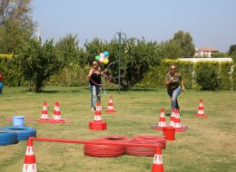 Maersk Şirket Piknik Organizasyonu & Planlaması Survivor Parkuru Kiralama İzmir Organizasyon 1 İzmir Organizasyon Şirket piknik organizasyonu yılın belirli dönemlerinde personel, yöneticiler ve personelin ailesi için düzenlenen etkinliklerdir. Bu tarz aktiviteler yılda bir defa düzenlenmekte olup çalışanlar arasında da iletişimi ve motivasyonu artırmaktadır. Şirket piknik organizasyonu, personel ve personelin ailesi arasında tanışma ve kaynaşma amaçlı da yapılabilir. Yapılan bu etkinlikler personel ve yöneticiler arasında ki iletişimi artırma yönünde de çoğu zaman önemli etkinliklerdendir. İzmir Organizasyon tarafından gerçekleştirilen Maersk şirketinin piknik organizasyonun da eğlenceli ve keyifli anlara tanık olundu. Maersk şirket piknik organizasyonu yöneticileri bizlere ulaştı, ayrıntılı bilgiler kendilerine verildi. Çalışanları için yapmak istedikleri bu piknik organizasyonunda onların motivasyonunu en üst seviye de tutmak amacı ile tüm detaylar düşünüldü. Katılımcılar tüm gün boyunca kendileri için organize edilen oyun parkurlarında ter döktü. Gün boyunca eğlencenin ve aktivitelerin keyfini çıkaran Maersk çalışanları yılın yorgunluğu bir nebze de olsa üzerinden attı. Maersk Şirket Piknik Organizasyonu & Planlaması Survivor Parkuru Kiralama İzmir Organizasyon 1 İzmir Organizasyon