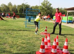 Survivor Temalı Bahçe Doğum Günü Organizasyonu Survivor Temali Bahce Dogum Günü izmir organizasyon 17 İzmir Organizasyon Survivor temalı bahçe doğum günü organizasyonu, eğlence ve rekabet dolu anların yaşandığı unutulmayacak organizasyonlardır. Farklı temalarla yapılan çocuk doğum günleri; organizasyon şirketlerinin sayısı ve imkanları arttıkça, aileler tarafından fazlasıyla tercih ediliyor. Klasik doğum günü kutlamalarından öte, hem yetişkinlerin hem de çocukların güvenli ve keyifli bir şekilde eğlenebilmesi için organizasyon şirketleri olarak bizler, sizler için her şeyi düşünüyoruz. İzmir Organizasyon, eğitimli ve tecrübeli ekibiyle tüm detaylarıyla konseptli doğum günü organizasyonlarında kendini yenilemeye devam ediyor, sizlerin isteklerine en iyi şekilde cevap vermeye çalışıyor. Survivor temalı doğum günü partileri de geliştirmeye devam ettiğimiz güzel projelerimizden biri. Doğum günü organizasyonu için belirlediğiniz lokasyonda survivor oyun parkurlarımızı eğlenceli bir gün geçirmeniz için konumlandırıyoruz. Sivil animatörlerimiz ile yarışmalar eşliğinde organizasyon süresince sizlere unutulmayacak anlar yaşatıyoruz. Survivor temalı bahçe doğum günü organizasyonu ile ilgili ayrıntılı bilgi almak için İzmir Organizasyon müşteri temsilcimize ulaşabilirsiniz. Sivil Animatör Eşliğinde Survivor Temalı Doğum Günü Organizasyonu