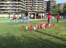 Survivor Temalı Bahçe Doğum Günü Organizasyonu Survivor Temali Bahce Dogum Günü izmir organizasyon 22 İzmir Organizasyon Survivor temalı bahçe doğum günü organizasyonu, eğlence ve rekabet dolu anların yaşandığı unutulmayacak organizasyonlardır. Farklı temalarla yapılan çocuk doğum günleri; organizasyon şirketlerinin sayısı ve imkanları arttıkça, aileler tarafından fazlasıyla tercih ediliyor. Klasik doğum günü kutlamalarından öte, hem yetişkinlerin hem de çocukların güvenli ve keyifli bir şekilde eğlenebilmesi için organizasyon şirketleri olarak bizler, sizler için her şeyi düşünüyoruz. İzmir Organizasyon, eğitimli ve tecrübeli ekibiyle tüm detaylarıyla konseptli doğum günü organizasyonlarında kendini yenilemeye devam ediyor, sizlerin isteklerine en iyi şekilde cevap vermeye çalışıyor. Survivor temalı doğum günü partileri de geliştirmeye devam ettiğimiz güzel projelerimizden biri. Doğum günü organizasyonu için belirlediğiniz lokasyonda survivor oyun parkurlarımızı eğlenceli bir gün geçirmeniz için konumlandırıyoruz. Sivil animatörlerimiz ile yarışmalar eşliğinde organizasyon süresince sizlere unutulmayacak anlar yaşatıyoruz. Survivor temalı bahçe doğum günü organizasyonu ile ilgili ayrıntılı bilgi almak için İzmir Organizasyon müşteri temsilcimize ulaşabilirsiniz. Kameraman Kiralama İzmir Doğum Günü Organizasyonu