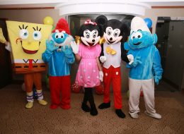 Sünnet Organizasyonu Sünnet Organizasyonu İzmir Organizasyon 7 İzmir Organizasyon Mekan süsleme; uçan balon, papatya balon, folyo balon, temalı balon ve kapı tak gibi balon süslemeler, kumaş ve tül süslemelerle mekanı sünnet organizasyonuna hazır hale getiriyoruz. Animasyon ekibi, sivil ve kostümlü animatörlerimiz çocuklarla sosis balonlar yapıp, oyunlar oynayacak peluş maskotlarımız mini clup danslar edecekler. Teknik ekip ve ekipman temini, ses sistemi, mikrofon ve sahne ve bunların yönetimi ve kullanımı gibi detaylardan oluşan hizmetlerimizdir. Çeşitli objeler ve temalı ürünler, sünnet tahtı, sünnet çocuğu için özel hazırlanmış kostümler (pelerin, taç.. vs.), konuklar için hazırlanmış temalı hediyelikler gibi. Çizgi Film Maskotları Kiralama