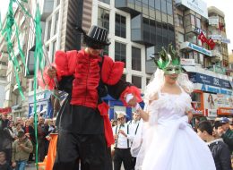 Varyete Grubu ve Bandolu Kortej Ekibi Varyete Grubu Bandolu Kortej Ekibi 11 İzmir Organizasyon Varyete grubu ve bandolu kortej ekibi ile etkinliklerinizi karnaval ortamına dönüştürmek istiyorsanız İzmir Organizasyon hizmetinizde. Özel günlerde eğlenceli aktiviteler sunarken, aynı zamanda firmaların, markaların ve etkinliklerin reklam ve tanıtımını yapmak için İzmir Organizasyon firması olarak, sıra dışı bir animasyon gösterisi geliştirdik. İzmir Organizasyon ekibi olarak açılış organizasyonu, yıl dönümü benzeri kutlamalar, milli bayram kutlamaları, şenlik organizasyonu ve festival etkinlikleri gibi bir çok organizasyonda varyete grubu ve bandolu kortej ekibi gösterilerini sizlerle buluşturuyoruz. Varyete grubu ve bandolu kortej ekibi gösterilerinin yanı sıra etkinlikleriniz içerisinde palyaço servisi, tahta bacaklı adam, çizgi film maskotları gibi animasyon hizmetlerimizden de faydalanabilirsiniz. Varyete grubu ve bandolu kortej ekibi gösterileri ile ilgili ayrıntılı bilgi almak için İzmir Organizasyon müşteri hizmetlerini arayabilirsiniz. Varyete Grubu Bandolu Kortej Ekibi Tahta Bacak Kiralama İzmir Organizasyon