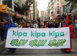 Varyete Grubu ve Bandolu Kortej Ekibi Varyete Grubu Bandolu Kortej Ekibi 8 İzmir Organizasyon Varyete grubu ve bandolu kortej ekibi ile etkinliklerinizi karnaval ortamına dönüştürmek istiyorsanız İzmir Organizasyon hizmetinizde. Özel günlerde eğlenceli aktiviteler sunarken, aynı zamanda firmaların, markaların ve etkinliklerin reklam ve tanıtımını yapmak için İzmir Organizasyon firması olarak, sıra dışı bir animasyon gösterisi geliştirdik. İzmir Organizasyon ekibi olarak açılış organizasyonu, yıl dönümü benzeri kutlamalar, milli bayram kutlamaları, şenlik organizasyonu ve festival etkinlikleri gibi bir çok organizasyonda varyete grubu ve bandolu kortej ekibi gösterilerini sizlerle buluşturuyoruz. Varyete grubu ve bandolu kortej ekibi gösterilerinin yanı sıra etkinlikleriniz içerisinde palyaço servisi, tahta bacaklı adam, çizgi film maskotları gibi animasyon hizmetlerimizden de faydalanabilirsiniz. Varyete grubu ve bandolu kortej ekibi gösterileri ile ilgili ayrıntılı bilgi almak için İzmir Organizasyon müşteri hizmetlerini arayabilirsiniz. Varyete Grubu Bandolu Kortej Ekibi Gösterileri İzmir Organizasyon