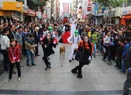 Varyete Grubu ve Bandolu Kortej Ekibi Varyete Grubu Bandolu Kortej Ekibi 9 İzmir Organizasyon Varyete grubu ve bandolu kortej ekibi ile etkinliklerinizi karnaval ortamına dönüştürmek istiyorsanız İzmir Organizasyon hizmetinizde. Özel günlerde eğlenceli aktiviteler sunarken, aynı zamanda firmaların, markaların ve etkinliklerin reklam ve tanıtımını yapmak için İzmir Organizasyon firması olarak, sıra dışı bir animasyon gösterisi geliştirdik. İzmir Organizasyon ekibi olarak açılış organizasyonu, yıl dönümü benzeri kutlamalar, milli bayram kutlamaları, şenlik organizasyonu ve festival etkinlikleri gibi bir çok organizasyonda varyete grubu ve bandolu kortej ekibi gösterilerini sizlerle buluşturuyoruz. Varyete grubu ve bandolu kortej ekibi gösterilerinin yanı sıra etkinlikleriniz içerisinde palyaço servisi, tahta bacaklı adam, çizgi film maskotları gibi animasyon hizmetlerimizden de faydalanabilirsiniz. Varyete grubu ve bandolu kortej ekibi gösterileri ile ilgili ayrıntılı bilgi almak için İzmir Organizasyon müşteri hizmetlerini arayabilirsiniz. Bandolu Kortej Ekibi Kiralama İzmir