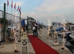 Yer Volkanları Yer Volkanları Hizmeti İzmir Organizasyon4 Copy İzmir Organizasyon Yer volkanları kutlamalar, açılış organizasyonu, düğün, nişan ve sünnet organizasyonu, doğum günü organizasyonu, mezuniyet organizasyonu, yılbaşı gibi özel günlerinizde ışıltı şöleni yaratacaktır. Ayrıca yer volkanlarından yapılacak giriş yolu çok güzel bir görsel şov oluşturacaktır. Yürüyüş yolu dışında organizasyonun önemli anlarında yer volkanları kullanılır. Örneğin; Nikahta evet derken, pasta kesimi, yılbaşında yeni yıla girerken, mezuniyette kep atma töreninde coşkuyu ikiye katlar. Özel gün ve gecelerin olmazsa olmazıdır yer volkanı. İzmir Organizasyon olarak özel gün ve geceleriniz de daha da renk katmak adına profesyonel ekip ve ekipmanlarımızla sorunsuz bir şekilde gerçekleştirebiliriz. Volkanların zamanında patlaması çok önemlidir. Zamanında patlamayan yer volkanlarının hiç bir anlamı yoktur. Bu yüzden uzman kişilerle çalışıp işinizi garantiye almalısınız. Uzaktan kumanda sistemiyle bütün yer volkanlarını aynı anda elektrikli ateşleme sistemimizle yakabiliyoruz. Türkiye'nin neresinde olursanız olun biz gelebiliriz. Yeter ki siz isteyin. Yeterli teknik ekipmanımız ve profesyonel teknik kadromuz vardır. Yürüyüş Yolu Yer Volkanları Gösterisi İzmir