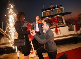 Yer Volkanları Yer Volkanları Hizmeti İzmir Organizasyon7 Copy İzmir Organizasyon Yer volkanları kutlamalar, açılış organizasyonu, düğün, nişan ve sünnet organizasyonu, doğum günü organizasyonu, mezuniyet organizasyonu, yılbaşı gibi özel günlerinizde ışıltı şöleni yaratacaktır. Ayrıca yer volkanlarından yapılacak giriş yolu çok güzel bir görsel şov oluşturacaktır. Yürüyüş yolu dışında organizasyonun önemli anlarında yer volkanları kullanılır. Örneğin; Nikahta evet derken, pasta kesimi, yılbaşında yeni yıla girerken, mezuniyette kep atma töreninde coşkuyu ikiye katlar. Özel gün ve gecelerin olmazsa olmazıdır yer volkanı. İzmir Organizasyon olarak özel gün ve geceleriniz de daha da renk katmak adına profesyonel ekip ve ekipmanlarımızla sorunsuz bir şekilde gerçekleştirebiliriz. Volkanların zamanında patlaması çok önemlidir. Zamanında patlamayan yer volkanlarının hiç bir anlamı yoktur. Bu yüzden uzman kişilerle çalışıp işinizi garantiye almalısınız. Uzaktan kumanda sistemiyle bütün yer volkanlarını aynı anda elektrikli ateşleme sistemimizle yakabiliyoruz. Türkiye'nin neresinde olursanız olun biz gelebiliriz. Yeter ki siz isteyin. Yeterli teknik ekipmanımız ve profesyonel teknik kadromuz vardır. Kemancı Eşliğinde Evlilik Teklifi Organizasyonu Yer Volkanları Gösterisi