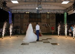 Yer Volkanları Yer Volkanı Hizmeti İzmir Organizasyon 2 İzmir Organizasyon Yer volkanları kutlamalar, açılış organizasyonu, düğün, nişan ve sünnet organizasyonu, doğum günü organizasyonu, mezuniyet organizasyonu, yılbaşı gibi özel günlerinizde ışıltı şöleni yaratacaktır. Ayrıca yer volkanlarından yapılacak giriş yolu çok güzel bir görsel şov oluşturacaktır. Yürüyüş yolu dışında organizasyonun önemli anlarında yer volkanları kullanılır. Örneğin; Nikahta evet derken, pasta kesimi, yılbaşında yeni yıla girerken, mezuniyette kep atma töreninde coşkuyu ikiye katlar. Özel gün ve gecelerin olmazsa olmazıdır yer volkanı. İzmir Organizasyon olarak özel gün ve geceleriniz de daha da renk katmak adına profesyonel ekip ve ekipmanlarımızla sorunsuz bir şekilde gerçekleştirebiliriz. Volkanların zamanında patlaması çok önemlidir. Zamanında patlamayan yer volkanlarının hiç bir anlamı yoktur. Bu yüzden uzman kişilerle çalışıp işinizi garantiye almalısınız. Uzaktan kumanda sistemiyle bütün yer volkanlarını aynı anda elektrikli ateşleme sistemimizle yakabiliyoruz. Türkiye'nin neresinde olursanız olun biz gelebiliriz. Yeter ki siz isteyin. Yeterli teknik ekipmanımız ve profesyonel teknik kadromuz vardır. Yer Volkanı Gösterisi İzmir