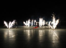 Yer Volkanları Yer Volkanı Hizmeti İzmir Organizasyon 3 İzmir Organizasyon Yer volkanları kutlamalar, açılış organizasyonu, düğün, nişan ve sünnet organizasyonu, doğum günü organizasyonu, mezuniyet organizasyonu, yılbaşı gibi özel günlerinizde ışıltı şöleni yaratacaktır. Ayrıca yer volkanlarından yapılacak giriş yolu çok güzel bir görsel şov oluşturacaktır. Yürüyüş yolu dışında organizasyonun önemli anlarında yer volkanları kullanılır. Örneğin; Nikahta evet derken, pasta kesimi, yılbaşında yeni yıla girerken, mezuniyette kep atma töreninde coşkuyu ikiye katlar. Özel gün ve gecelerin olmazsa olmazıdır yer volkanı. İzmir Organizasyon olarak özel gün ve geceleriniz de daha da renk katmak adına profesyonel ekip ve ekipmanlarımızla sorunsuz bir şekilde gerçekleştirebiliriz. Volkanların zamanında patlaması çok önemlidir. Zamanında patlamayan yer volkanlarının hiç bir anlamı yoktur. Bu yüzden uzman kişilerle çalışıp işinizi garantiye almalısınız. Uzaktan kumanda sistemiyle bütün yer volkanlarını aynı anda elektrikli ateşleme sistemimizle yakabiliyoruz. Türkiye'nin neresinde olursanız olun biz gelebiliriz. Yeter ki siz isteyin. Yeterli teknik ekipmanımız ve profesyonel teknik kadromuz vardır. Evlilik Teklifi Organizasyonu Yer Volkanı Temini İzmir