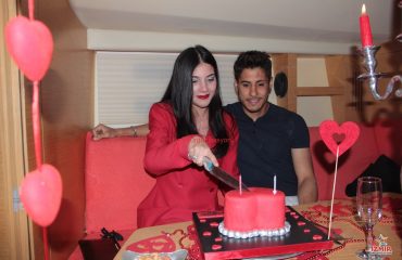 Marina Cıkıslı Teknede Evlilik Teklifi Organizasyonu İzmir Organizasyonu İzmirde Evlilik Teklifi Tekne Süsleme Ucan Balon Kırmızı Halı Yer Volkanı
