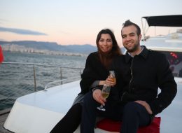 Teknede Evlenme Teklifi Organizasyonu Zeynep Caner12 Copy İzmir Organizasyon Teknede evlenme teklifi organizasyonu ile heyecanlı bir o kadar da romantik bir evlilik teklifi organizasyonuna imza attık. Caner bey kız arkadaşı Zeynep hanım ile olan beraberliklerini evlilik ile taçlandırmaya karar verdikten sonra, Zeynep hanıma unutamayacağı bir evlenme teklifi organizasyonu planlamak istemiş ve bunun için bizimle iletişime geçmiş. Yıllar boyu etkisi sürecek bir sürpriz hazırlamak isteyen Caner beye, daha önce yapmış olduğumuz birbirinden güzel evlenme teklifi organizasyonlarımızın fotoğraf ve video görselleri ile sunumunu yaptık. Caner bey, yapacağı evlenme teklifi organizasyonunun romantik olmasını istediği kadar sıra dışı ve unutulmaz olmasını istediğini dile getirdi. Sunumlarımızı bu ifade doğrultusunda güçlendirdik ve Caner beye deniz tutkusu yüzünden Zeynep hanıma teknede evlenme teklifi yapmak istediğine kanaat getirdi. Evlenme teklifi organizasyonun detaylarını şekillendirmeye başladık. Gün batımında başlayacak olan sürpriz evlenme teklifi organizasyonu şekillendirirken Zeynep hanımın her şeyden bir haber olması gerekliydi. Caner bey için geriye sadece heyecanla teklifin gerçekleşeceği günü beklemek kalmıştı ve biz tüm detaylar için çalışmaya başladık. Teknede Evlenme Teklifi Organizasyonu Zeynep Caner12 Copy İzmir Organizasyon