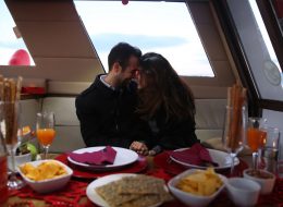 Teknede Evlenme Teklifi Organizasyonu Zeynep Caner13 Copy İzmir Organizasyon Teknede evlenme teklifi organizasyonu ile heyecanlı bir o kadar da romantik bir evlilik teklifi organizasyonuna imza attık. Caner bey kız arkadaşı Zeynep hanım ile olan beraberliklerini evlilik ile taçlandırmaya karar verdikten sonra, Zeynep hanıma unutamayacağı bir evlenme teklifi organizasyonu planlamak istemiş ve bunun için bizimle iletişime geçmiş. Yıllar boyu etkisi sürecek bir sürpriz hazırlamak isteyen Caner beye, daha önce yapmış olduğumuz birbirinden güzel evlenme teklifi organizasyonlarımızın fotoğraf ve video görselleri ile sunumunu yaptık. Caner bey, yapacağı evlenme teklifi organizasyonunun romantik olmasını istediği kadar sıra dışı ve unutulmaz olmasını istediğini dile getirdi. Sunumlarımızı bu ifade doğrultusunda güçlendirdik ve Caner beye deniz tutkusu yüzünden Zeynep hanıma teknede evlenme teklifi yapmak istediğine kanaat getirdi. Evlenme teklifi organizasyonun detaylarını şekillendirmeye başladık. Gün batımında başlayacak olan sürpriz evlenme teklifi organizasyonu şekillendirirken Zeynep hanımın her şeyden bir haber olması gerekliydi. Caner bey için geriye sadece heyecanla teklifin gerçekleşeceği günü beklemek kalmıştı ve biz tüm detaylar için çalışmaya başladık. Teknede Evlenme Teklifi Organizasyonu Zeynep Caner13 Copy İzmir Organizasyon