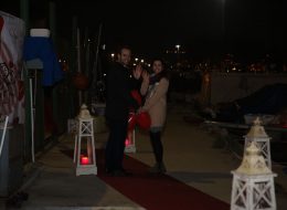 Teknede Evlenme Teklifi Organizasyonu Zeynep Caner3 Copy İzmir Organizasyon Teknede evlenme teklifi organizasyonu ile heyecanlı bir o kadar da romantik bir evlilik teklifi organizasyonuna imza attık. Caner bey kız arkadaşı Zeynep hanım ile olan beraberliklerini evlilik ile taçlandırmaya karar verdikten sonra, Zeynep hanıma unutamayacağı bir evlenme teklifi organizasyonu planlamak istemiş ve bunun için bizimle iletişime geçmiş. Yıllar boyu etkisi sürecek bir sürpriz hazırlamak isteyen Caner beye, daha önce yapmış olduğumuz birbirinden güzel evlenme teklifi organizasyonlarımızın fotoğraf ve video görselleri ile sunumunu yaptık. Caner bey, yapacağı evlenme teklifi organizasyonunun romantik olmasını istediği kadar sıra dışı ve unutulmaz olmasını istediğini dile getirdi. Sunumlarımızı bu ifade doğrultusunda güçlendirdik ve Caner beye deniz tutkusu yüzünden Zeynep hanıma teknede evlenme teklifi yapmak istediğine kanaat getirdi. Evlenme teklifi organizasyonun detaylarını şekillendirmeye başladık. Gün batımında başlayacak olan sürpriz evlenme teklifi organizasyonu şekillendirirken Zeynep hanımın her şeyden bir haber olması gerekliydi. Caner bey için geriye sadece heyecanla teklifin gerçekleşeceği günü beklemek kalmıştı ve biz tüm detaylar için çalışmaya başladık. Teknede Evlenme Teklifi Organizasyonu Zeynep Caner3 Copy İzmir Organizasyon