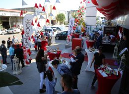 Açılış Organizasyonları ve Kokteylli Açılış Organizasyonu acilis organizasyonlari ve kokteylli acilis organizasyonu 10 İzmir Organizasyon Açılış organizasyonları; yeni açılan işletmelerin kendi tanıtımlarını yapmak ve potansiyel müşteri kitlesine ulaşabilmek için gerçekleştirmesi işletmenin yararına olan bir organizasyon çeşididir. Açılış organizasyonları; sadece yeni açılan işletmeler için değil hali hazırda var olan mağazaların yeni açılan şubeleri için de gerçekleştirilir. Müşterilerin yeni açılan şube hakkında bilgilendirilmesi ve açılışlara özel kampanya, promosyon ve indirimlerden faydalanabilmeleri için oldukça doğru bir tercih olacaktır açılış organizasyonu planlamak. İzmir Organizasyon; birçok organizasyon gibi açılış organizasyonları için de sizlere yardımcı oluyor. Sizler sadece açılış organizasyonu gerçekleştirmek istediğiniz mekana ve zamanına karar verin; gerisini profesyonel ekibimize bırakın. Açılış organizasyonlarının olmazsa olmazı balon süslemeden tutun palyaço servisi, dj, sunucu ve daha birçok hizmet için sizlere yardımcı olalım. Öncelikle açılış organizasyonlarının türlerinden ve daha sonra özel olarak kokteylli açılış organizasyonundan ayrıntılı olarak bahsedelim. Üçgen Bayrak Süsleme ve Kokteyl Masası Kiralama İzmir