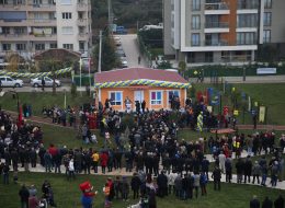 Açılış Organizasyonları ve Kokteylli Açılış Organizasyonu acilis organizasyonlari ve kokteylli acilis organizasyonu 12 İzmir Organizasyon Açılış organizasyonları; yeni açılan işletmelerin kendi tanıtımlarını yapmak ve potansiyel müşteri kitlesine ulaşabilmek için gerçekleştirmesi işletmenin yararına olan bir organizasyon çeşididir. Açılış organizasyonları; sadece yeni açılan işletmeler için değil hali hazırda var olan mağazaların yeni açılan şubeleri için de gerçekleştirilir. Müşterilerin yeni açılan şube hakkında bilgilendirilmesi ve açılışlara özel kampanya, promosyon ve indirimlerden faydalanabilmeleri için oldukça doğru bir tercih olacaktır açılış organizasyonu planlamak. İzmir Organizasyon; birçok organizasyon gibi açılış organizasyonları için de sizlere yardımcı oluyor. Sizler sadece açılış organizasyonu gerçekleştirmek istediğiniz mekana ve zamanına karar verin; gerisini profesyonel ekibimize bırakın. Açılış organizasyonlarının olmazsa olmazı balon süslemeden tutun palyaço servisi, dj, sunucu ve daha birçok hizmet için sizlere yardımcı olalım. Öncelikle açılış organizasyonlarının türlerinden ve daha sonra özel olarak kokteylli açılış organizasyonundan ayrıntılı olarak bahsedelim. Protokol Katılımlı Açılış Organizasyonu Balon Süsleme ve Kürsü Kiralama