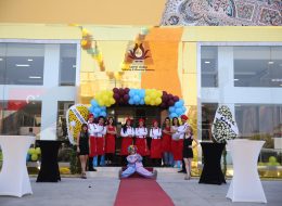 Açılış Organizasyonları ve Kokteylli Açılış Organizasyonu acilis organizasyonlari ve kokteylli acilis organizasyonu 13 İzmir Organizasyon Açılış organizasyonları; yeni açılan işletmelerin kendi tanıtımlarını yapmak ve potansiyel müşteri kitlesine ulaşabilmek için gerçekleştirmesi işletmenin yararına olan bir organizasyon çeşididir. Açılış organizasyonları; sadece yeni açılan işletmeler için değil hali hazırda var olan mağazaların yeni açılan şubeleri için de gerçekleştirilir. Müşterilerin yeni açılan şube hakkında bilgilendirilmesi ve açılışlara özel kampanya, promosyon ve indirimlerden faydalanabilmeleri için oldukça doğru bir tercih olacaktır açılış organizasyonu planlamak. İzmir Organizasyon; birçok organizasyon gibi açılış organizasyonları için de sizlere yardımcı oluyor. Sizler sadece açılış organizasyonu gerçekleştirmek istediğiniz mekana ve zamanına karar verin; gerisini profesyonel ekibimize bırakın. Açılış organizasyonlarının olmazsa olmazı balon süslemeden tutun palyaço servisi, dj, sunucu ve daha birçok hizmet için sizlere yardımcı olalım. Öncelikle açılış organizasyonlarının türlerinden ve daha sonra özel olarak kokteylli açılış organizasyonundan ayrıntılı olarak bahsedelim. Servis Elemanı ve Garson Kiralama İzmir Kokteylli Açılış Organizasyonu