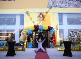 Açılış Organizasyonları ve Kokteylli Açılış Organizasyonu acilis organizasyonlari ve kokteylli acilis organizasyonu İzmir Organizasyon Açılış organizasyonları; yeni açılan işletmelerin kendi tanıtımlarını yapmak ve potansiyel müşteri kitlesine ulaşabilmek için gerçekleştirmesi işletmenin yararına olan bir organizasyon çeşididir. Açılış organizasyonları; sadece yeni açılan işletmeler için değil hali hazırda var olan mağazaların yeni açılan şubeleri için de gerçekleştirilir. Müşterilerin yeni açılan şube hakkında bilgilendirilmesi ve açılışlara özel kampanya, promosyon ve indirimlerden faydalanabilmeleri için oldukça doğru bir tercih olacaktır açılış organizasyonu planlamak. İzmir Organizasyon; birçok organizasyon gibi açılış organizasyonları için de sizlere yardımcı oluyor. Sizler sadece açılış organizasyonu gerçekleştirmek istediğiniz mekana ve zamanına karar verin; gerisini profesyonel ekibimize bırakın. Açılış organizasyonlarının olmazsa olmazı balon süslemeden tutun palyaço servisi, dj, sunucu ve daha birçok hizmet için sizlere yardımcı olalım. Öncelikle açılış organizasyonlarının türlerinden ve daha sonra özel olarak kokteylli açılış organizasyonundan ayrıntılı olarak bahsedelim. Karşılama Hostesi ve Palyaço Kiralama İzmir Animasyonlu Açılış Organizasyonu