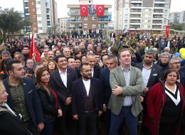 Açılış Organizasyonları ve Kokteylli Açılış Organizasyonu acilis organizasyonlari ve kokteylli acilis organizasyonu 3 İzmir Organizasyon Açılış organizasyonları; yeni açılan işletmelerin kendi tanıtımlarını yapmak ve potansiyel müşteri kitlesine ulaşabilmek için gerçekleştirmesi işletmenin yararına olan bir organizasyon çeşididir. Açılış organizasyonları; sadece yeni açılan işletmeler için değil hali hazırda var olan mağazaların yeni açılan şubeleri için de gerçekleştirilir. Müşterilerin yeni açılan şube hakkında bilgilendirilmesi ve açılışlara özel kampanya, promosyon ve indirimlerden faydalanabilmeleri için oldukça doğru bir tercih olacaktır açılış organizasyonu planlamak. İzmir Organizasyon; birçok organizasyon gibi açılış organizasyonları için de sizlere yardımcı oluyor. Sizler sadece açılış organizasyonu gerçekleştirmek istediğiniz mekana ve zamanına karar verin; gerisini profesyonel ekibimize bırakın. Açılış organizasyonlarının olmazsa olmazı balon süslemeden tutun palyaço servisi, dj, sunucu ve daha birçok hizmet için sizlere yardımcı olalım. Öncelikle açılış organizasyonlarının türlerinden ve daha sonra özel olarak kokteylli açılış organizasyonundan ayrıntılı olarak bahsedelim. İzmir Protokol Katılımlı Açılış Organizasyonu