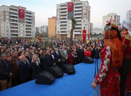 Açılış Organizasyonları ve Kokteylli Açılış Organizasyonu acilis organizasyonlari ve kokteylli acilis organizasyonu 4 İzmir Organizasyon Açılış organizasyonları; yeni açılan işletmelerin kendi tanıtımlarını yapmak ve potansiyel müşteri kitlesine ulaşabilmek için gerçekleştirmesi işletmenin yararına olan bir organizasyon çeşididir. Açılış organizasyonları; sadece yeni açılan işletmeler için değil hali hazırda var olan mağazaların yeni açılan şubeleri için de gerçekleştirilir. Müşterilerin yeni açılan şube hakkında bilgilendirilmesi ve açılışlara özel kampanya, promosyon ve indirimlerden faydalanabilmeleri için oldukça doğru bir tercih olacaktır açılış organizasyonu planlamak. İzmir Organizasyon; birçok organizasyon gibi açılış organizasyonları için de sizlere yardımcı oluyor. Sizler sadece açılış organizasyonu gerçekleştirmek istediğiniz mekana ve zamanına karar verin; gerisini profesyonel ekibimize bırakın. Açılış organizasyonlarının olmazsa olmazı balon süslemeden tutun palyaço servisi, dj, sunucu ve daha birçok hizmet için sizlere yardımcı olalım. Öncelikle açılış organizasyonlarının türlerinden ve daha sonra özel olarak kokteylli açılış organizasyonundan ayrıntılı olarak bahsedelim. Dans Grupları Kiralama ve Dans Gösterisi İzmir