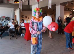 Açılış Organizasyonları ve Kokteylli Açılış Organizasyonu acilis organizasyonlari ve kokteylli acilis organizasyonu 6 İzmir Organizasyon Açılış organizasyonları; yeni açılan işletmelerin kendi tanıtımlarını yapmak ve potansiyel müşteri kitlesine ulaşabilmek için gerçekleştirmesi işletmenin yararına olan bir organizasyon çeşididir. Açılış organizasyonları; sadece yeni açılan işletmeler için değil hali hazırda var olan mağazaların yeni açılan şubeleri için de gerçekleştirilir. Müşterilerin yeni açılan şube hakkında bilgilendirilmesi ve açılışlara özel kampanya, promosyon ve indirimlerden faydalanabilmeleri için oldukça doğru bir tercih olacaktır açılış organizasyonu planlamak. İzmir Organizasyon; birçok organizasyon gibi açılış organizasyonları için de sizlere yardımcı oluyor. Sizler sadece açılış organizasyonu gerçekleştirmek istediğiniz mekana ve zamanına karar verin; gerisini profesyonel ekibimize bırakın. Açılış organizasyonlarının olmazsa olmazı balon süslemeden tutun palyaço servisi, dj, sunucu ve daha birçok hizmet için sizlere yardımcı olalım. Öncelikle açılış organizasyonlarının türlerinden ve daha sonra özel olarak kokteylli açılış organizasyonundan ayrıntılı olarak bahsedelim. Baskılı Balon Dağıtımı ve Palyaço Kiralama Açılış Organizasyonu İzmir