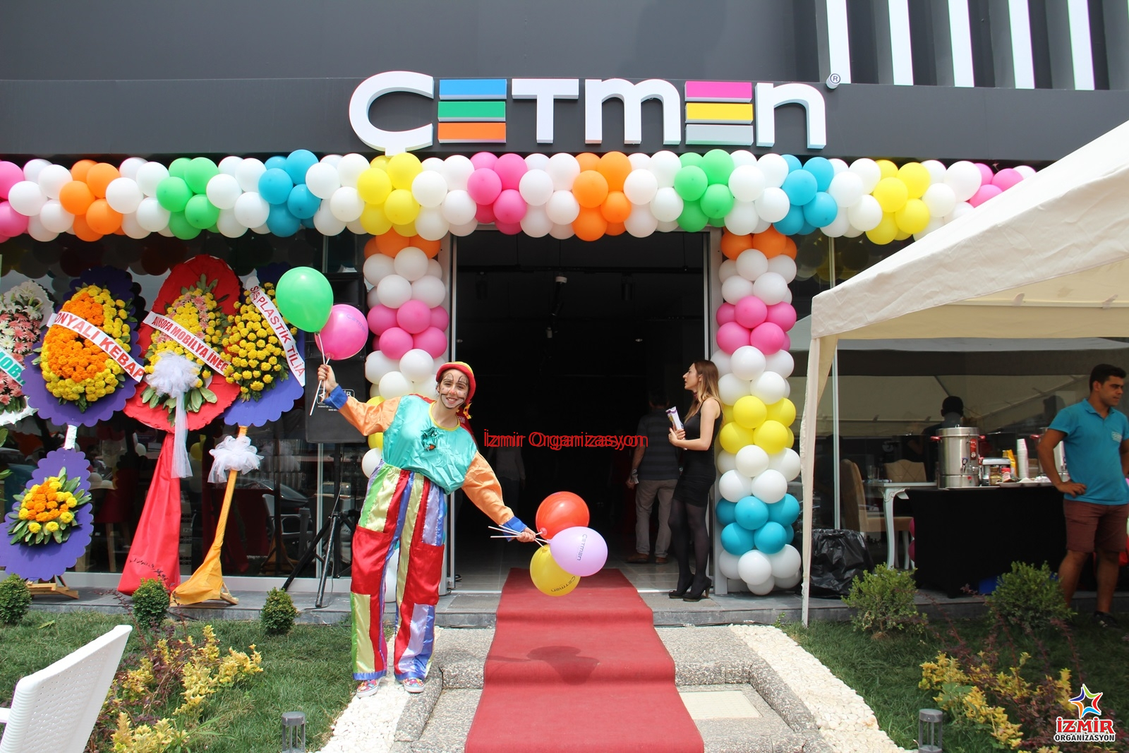 Zincir Balon Süsleme acilis organizasyonlarinda balon susleme 11 İzmir Organizasyon İş yerinizin açılışında veya kampanya dönemlerinde tüm gözleri üzerinize çekin! Kurumsal renklerinizle uyumlu, güneşe ve rüzgara dayanıklı profesyonel zincir balon süsleme hizmeti. Kapı takı (ark), sütun balon, bina cephesi veya cadde boyu süslemelerle; markanızın görünürlüğünü İzmir Organizasyon kalitesiyle maksimuma çıkarın. Baskılı Balon Temini ve Zincir Balon Süsleme İzmir