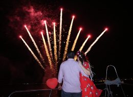 Açılış Organizasyonlarında Havai Fişek Gösterisi acilis organizasyonlarinda havai fisek gosterisi 2 İzmir Organizasyon Açılış organizasyonlarında havai fişek gösterisi yapmak büyük ölçekli firmalar için, ihtişamlı bir açılışın en renkli ve gösterişli yollarından biridir. Davetlilerinize muazzam bir gösteri sunabilir, açılışınız geniş bir kitleye gökyüzünden duyurabilirsiniz. Açılış organizasyonlarında havai fişek gösterisi ile açılış organizasyonlarınızı İzmir Organizasyon şirketi olarak dikkat çekici kılıyoruz. İzmir Organizasyon, 15 yılı aşkın süredir açılış organizasyonu, yıl dönümü etkinlikleri ve organizasyon alanında hizmet vermektedir. Açılış organizasyonlarınızı, hedef kitlenize yönelik hizmetlerle planlıyor ve organizasyon yönetiminde sizlere hizmet veriyoruz. A'dan Z'ye açılış organizasyonunda ihtiyacınız olan ekipmanları temin ediyoruz. Organizasyonlarınızı daha gösterişli hale getirmek için havai fişek gösterisi, gazlı konfeti atımı ve pyro teknik hizmetlerle yanı başınızdayız. Profesyonel ekibimizle organizasyonlarınızı gerçekleştiriyoruz. Açılış organizasyonu ile ilgili ayrıntılı bilgi almak için acilisorganizasyonu.com.tr adresimizi ziyaret edebilir ya da açılış organizasyonlarında havai fişek gösterisi hizmetimize yer vermek isterseniz İzmir Organizasyon müşteri temsilcimize ulaşabilirsiniz. Havai Fişek Atışı ve Havai Fişek Gösterisi İzmir