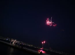 Açılış Organizasyonlarında Havai Fişek Gösterisi acilis organizasyonlarinda havai fisek gosterisi 5 İzmir Organizasyon Açılış organizasyonlarında havai fişek gösterisi yapmak büyük ölçekli firmalar için, ihtişamlı bir açılışın en renkli ve gösterişli yollarından biridir. Davetlilerinize muazzam bir gösteri sunabilir, açılışınız geniş bir kitleye gökyüzünden duyurabilirsiniz. Açılış organizasyonlarında havai fişek gösterisi ile açılış organizasyonlarınızı İzmir Organizasyon şirketi olarak dikkat çekici kılıyoruz. İzmir Organizasyon, 15 yılı aşkın süredir açılış organizasyonu, yıl dönümü etkinlikleri ve organizasyon alanında hizmet vermektedir. Açılış organizasyonlarınızı, hedef kitlenize yönelik hizmetlerle planlıyor ve organizasyon yönetiminde sizlere hizmet veriyoruz. A'dan Z'ye açılış organizasyonunda ihtiyacınız olan ekipmanları temin ediyoruz. Organizasyonlarınızı daha gösterişli hale getirmek için havai fişek gösterisi, gazlı konfeti atımı ve pyro teknik hizmetlerle yanı başınızdayız. Profesyonel ekibimizle organizasyonlarınızı gerçekleştiriyoruz. Açılış organizasyonu ile ilgili ayrıntılı bilgi almak için acilisorganizasyonu.com.tr adresimizi ziyaret edebilir ya da açılış organizasyonlarında havai fişek gösterisi hizmetimize yer vermek isterseniz İzmir Organizasyon müşteri temsilcimize ulaşabilirsiniz. Proteknik Hizmetler ve Havai Fişek Atışı İzmir Organizasyon