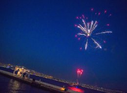 Açılış Organizasyonlarında Havai Fişek Gösterisi acilis organizasyonlarinda havai fisek gosterisi 7 İzmir Organizasyon Açılış organizasyonlarında havai fişek gösterisi yapmak büyük ölçekli firmalar için, ihtişamlı bir açılışın en renkli ve gösterişli yollarından biridir. Davetlilerinize muazzam bir gösteri sunabilir, açılışınız geniş bir kitleye gökyüzünden duyurabilirsiniz. Açılış organizasyonlarında havai fişek gösterisi ile açılış organizasyonlarınızı İzmir Organizasyon şirketi olarak dikkat çekici kılıyoruz. İzmir Organizasyon, 15 yılı aşkın süredir açılış organizasyonu, yıl dönümü etkinlikleri ve organizasyon alanında hizmet vermektedir. Açılış organizasyonlarınızı, hedef kitlenize yönelik hizmetlerle planlıyor ve organizasyon yönetiminde sizlere hizmet veriyoruz. A'dan Z'ye açılış organizasyonunda ihtiyacınız olan ekipmanları temin ediyoruz. Organizasyonlarınızı daha gösterişli hale getirmek için havai fişek gösterisi, gazlı konfeti atımı ve pyro teknik hizmetlerle yanı başınızdayız. Profesyonel ekibimizle organizasyonlarınızı gerçekleştiriyoruz. Açılış organizasyonu ile ilgili ayrıntılı bilgi almak için acilisorganizasyonu.com.tr adresimizi ziyaret edebilir ya da açılış organizasyonlarında havai fişek gösterisi hizmetimize yer vermek isterseniz İzmir Organizasyon müşteri temsilcimize ulaşabilirsiniz. Reklamlı Full Konsept Açılış Organizasyonu Havai Fişek Gösterisi