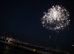 Açılış Organizasyonlarında Havai Fişek Gösterisi acilis organizasyonlarinda havai fisek gosterisi 8 İzmir Organizasyon Açılış organizasyonlarında havai fişek gösterisi yapmak büyük ölçekli firmalar için, ihtişamlı bir açılışın en renkli ve gösterişli yollarından biridir. Davetlilerinize muazzam bir gösteri sunabilir, açılışınız geniş bir kitleye gökyüzünden duyurabilirsiniz. Açılış organizasyonlarında havai fişek gösterisi ile açılış organizasyonlarınızı İzmir Organizasyon şirketi olarak dikkat çekici kılıyoruz. İzmir Organizasyon, 15 yılı aşkın süredir açılış organizasyonu, yıl dönümü etkinlikleri ve organizasyon alanında hizmet vermektedir. Açılış organizasyonlarınızı, hedef kitlenize yönelik hizmetlerle planlıyor ve organizasyon yönetiminde sizlere hizmet veriyoruz. A'dan Z'ye açılış organizasyonunda ihtiyacınız olan ekipmanları temin ediyoruz. Organizasyonlarınızı daha gösterişli hale getirmek için havai fişek gösterisi, gazlı konfeti atımı ve pyro teknik hizmetlerle yanı başınızdayız. Profesyonel ekibimizle organizasyonlarınızı gerçekleştiriyoruz. Açılış organizasyonu ile ilgili ayrıntılı bilgi almak için acilisorganizasyonu.com.tr adresimizi ziyaret edebilir ya da açılış organizasyonlarında havai fişek gösterisi hizmetimize yer vermek isterseniz İzmir Organizasyon müşteri temsilcimize ulaşabilirsiniz. Açılış Organizasyonlarında Havai Fişek Gösterisi İzmir