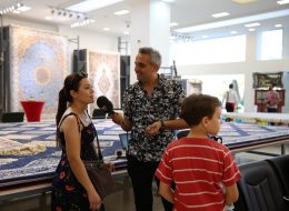 Açılış Organizasyonlarında Sunucu acilis organizasyonlarinda sunucu 2 1 İzmir Organizasyon Açılış organizasyonlarında sunucu, organizasyonun en önemli adımını belirler ve oldukça özen gerektiren bir iştir. Bu organizasyonlarda birçok hizmet sunulur. Her birinin ayrı bir önemi var ve hepsi için özel olarak hazırlanmak gereklidir. En iyi hizmeti sunabilmek için kaliteli ekipmanlar kullanmak ve profesyonel bir ekiple çalışmak bu işin öncelikleridir.Başarılı bir organizasyon gerçekleştirmek istiyorsanız; gerçekten iyi bir ekiple çalışmanız gerekiyor. Süslemelerden tutun, müzik ve danslara kadar en iyi elemanları tercih etmelisiniz. En ufak bir aksaklık bile kabul edilemez. Biz, İzmir Organizasyon olarak kusursuz hizmet verebilmek adına bütün bu konulara özel olarak dikkat ediyoruz. Dediğimiz gibi her hizmetin kendine has bir önemi var. Sonuçta yeni bir işletme açıyorsanız, öncelikli göreviniz işletmenizin reklamını en iyi şekilde yapabilmek olmalı. Sadece yeni bir işletme açarken değil halihazırda var olan işletmenizin yeni bir şubesini de açmayı planlıyor olabilirsiniz. İnsanlara yeni bir şubenizin olduğunu duyurmanız gerekecek. Bu şekilde en doğru kanallardan en çok müşteriye ulaşmayı sağlayacaksınız. Daha önceki şubeniz hatırı sayılır bir müşteri potansiyeline sahip olabilir. Bu demek değildir ki yeni açacağınız şube de aynı şekilde rağbet görecek. Önce insanların bu şubenizden haberdar olması gerek. Müşterilerinize ulaşmak için de bir açılış organizasyonu yapmanız şart. Profesyonel Sunucu Kiralama İzmir