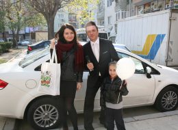 Açılış Organizasyonlarında Sunucu acilis organizasyonlarinda sunucu 2 8 İzmir Organizasyon Açılış organizasyonlarında sunucu, organizasyonun en önemli adımını belirler ve oldukça özen gerektiren bir iştir. Bu organizasyonlarda birçok hizmet sunulur. Her birinin ayrı bir önemi var ve hepsi için özel olarak hazırlanmak gereklidir. En iyi hizmeti sunabilmek için kaliteli ekipmanlar kullanmak ve profesyonel bir ekiple çalışmak bu işin öncelikleridir.Başarılı bir organizasyon gerçekleştirmek istiyorsanız; gerçekten iyi bir ekiple çalışmanız gerekiyor. Süslemelerden tutun, müzik ve danslara kadar en iyi elemanları tercih etmelisiniz. En ufak bir aksaklık bile kabul edilemez. Biz, İzmir Organizasyon olarak kusursuz hizmet verebilmek adına bütün bu konulara özel olarak dikkat ediyoruz. Dediğimiz gibi her hizmetin kendine has bir önemi var. Sonuçta yeni bir işletme açıyorsanız, öncelikli göreviniz işletmenizin reklamını en iyi şekilde yapabilmek olmalı. Sadece yeni bir işletme açarken değil halihazırda var olan işletmenizin yeni bir şubesini de açmayı planlıyor olabilirsiniz. İnsanlara yeni bir şubenizin olduğunu duyurmanız gerekecek. Bu şekilde en doğru kanallardan en çok müşteriye ulaşmayı sağlayacaksınız. Daha önceki şubeniz hatırı sayılır bir müşteri potansiyeline sahip olabilir. Bu demek değildir ki yeni açacağınız şube de aynı şekilde rağbet görecek. Önce insanların bu şubenizden haberdar olması gerek. Müşterilerinize ulaşmak için de bir açılış organizasyonu yapmanız şart. Sunucu Kiralama İzmir Açılış Organizasyonu