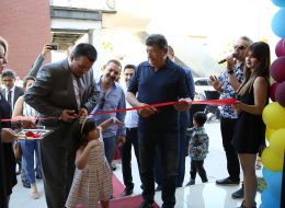 Açılış Organizasyonlarında Sunucu acilis organizasyonlarinda sunucu İzmir Organizasyon Açılış organizasyonlarında sunucu, daha çok kişiye ulaşmak, ürünlerin ve firmanızın tanıtımını yapmak için en etkili hizmetlerden biridir. Açılış organizasyonlarında fark yaratmak, etkili bir reklam yapmak ve firmanızın ya da markanızın adından bolca söz ettirmek için İzmir Organizasyon ekibinin işe yarayacak önerileri var. Uygun maliyetle etkili çözümler için çeşitli reklam yöntemlerinden yararlanabileceğiniz gibi, organizasyonunuza profesyonellik katmak, organizasyon düzenin sağlanması ve davetlilere programın duyurulması, eğlenceli ve keyifli bir açılış olması için açılış organizasyonlarında sunucu hizmetini de tercih edebilirsiniz. Açılış organizasyonlarında sunucu ve mikrofon, daha çok kişiye ulaşabilmek ve göndermek istediğiniz mesajı göndermek için etkili bir yol. Ayrıca, sunucunun ve mikrofonun kullanıldığı herhangi bir organizasyona, istem dışı döner tekrar bakarız. Mikrofondan çıkan sese kulak vermeye çalışırız. Özellikle promosyonlarınızı, yarışmalarınızı sunucu ile duyurmanız, müşteriler tarafından heyecanla ve merakla karşılanacaktır. Açılış organizasyonlarında sunucu kiralama hizmetimiz için acilisorganizasyonu.com.tr adresimizi ziyaret edebilir ya da İzmir Organizasyon müşteri temsilcimize ulaşabilirsiniz. Açılış Organizasyonu Kurdele Kesme Töreni Sunucu Kiralama İzmir