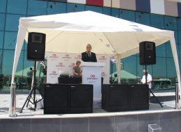 Açılış Organizasyonlarında Sunucu acilis organizasyonlarinda sunucu 5 İzmir Organizasyon Açılış organizasyonlarında sunucu, daha çok kişiye ulaşmak, ürünlerin ve firmanızın tanıtımını yapmak için en etkili hizmetlerden biridir. Açılış organizasyonlarında fark yaratmak, etkili bir reklam yapmak ve firmanızın ya da markanızın adından bolca söz ettirmek için İzmir Organizasyon ekibinin işe yarayacak önerileri var. Uygun maliyetle etkili çözümler için çeşitli reklam yöntemlerinden yararlanabileceğiniz gibi, organizasyonunuza profesyonellik katmak, organizasyon düzenin sağlanması ve davetlilere programın duyurulması, eğlenceli ve keyifli bir açılış olması için açılış organizasyonlarında sunucu hizmetini de tercih edebilirsiniz. Açılış organizasyonlarında sunucu ve mikrofon, daha çok kişiye ulaşabilmek ve göndermek istediğiniz mesajı göndermek için etkili bir yol. Ayrıca, sunucunun ve mikrofonun kullanıldığı herhangi bir organizasyona, istem dışı döner tekrar bakarız. Mikrofondan çıkan sese kulak vermeye çalışırız. Özellikle promosyonlarınızı, yarışmalarınızı sunucu ile duyurmanız, müşteriler tarafından heyecanla ve merakla karşılanacaktır. Açılış organizasyonlarında sunucu kiralama hizmetimiz için acilisorganizasyonu.com.tr adresimizi ziyaret edebilir ya da İzmir Organizasyon müşteri temsilcimize ulaşabilirsiniz. Açılış Kürsüsü ve Sunucu Kiralama İzmir Açılış Organizasyonu