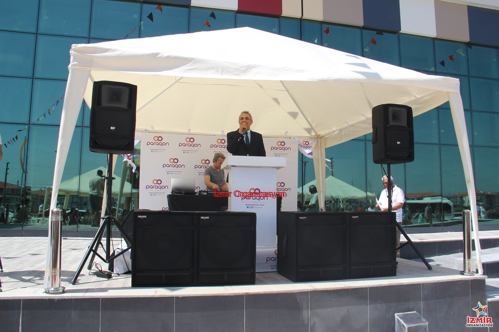 MC ve Sunucu Showman Temini acilis organizasyonlarinda sunucu 5 İzmir Organizasyon Etkinliğinizin akışını şansa bırakmayın! Açılış, festival, konser, düğün ve kurumsal organizasyonlarınızda; kusursuz diksiyonu, yüksek sahne enerjisi ve etkileyici hitabetiyle kitleleri yöneten profesyonel MC ve Sunucu hizmeti. Organizasyon içeriğine ve çalışacak olan kişiye göre fiyatlar değişiklik gösterecektir. İster resmi bir protokol sunumu, ister eğlence dolu bir Showman performansı... İzmir Organizasyon bünyesindeki deneyimli moderatörlerle etkinliğinizin sesini duyurun. Açılış Kürsüsü ve Sunucu Kiralama İzmir Açılış Organizasyonu