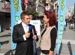 Açılış Organizasyonlarında Sunucu acilis organizasyonlarinda sunucu 6 İzmir Organizasyon Açılış organizasyonlarında sunucu, daha çok kişiye ulaşmak, ürünlerin ve firmanızın tanıtımını yapmak için en etkili hizmetlerden biridir. Açılış organizasyonlarında fark yaratmak, etkili bir reklam yapmak ve firmanızın ya da markanızın adından bolca söz ettirmek için İzmir Organizasyon ekibinin işe yarayacak önerileri var. Uygun maliyetle etkili çözümler için çeşitli reklam yöntemlerinden yararlanabileceğiniz gibi, organizasyonunuza profesyonellik katmak, organizasyon düzenin sağlanması ve davetlilere programın duyurulması, eğlenceli ve keyifli bir açılış olması için açılış organizasyonlarında sunucu hizmetini de tercih edebilirsiniz. Açılış organizasyonlarında sunucu ve mikrofon, daha çok kişiye ulaşabilmek ve göndermek istediğiniz mesajı göndermek için etkili bir yol. Ayrıca, sunucunun ve mikrofonun kullanıldığı herhangi bir organizasyona, istem dışı döner tekrar bakarız. Mikrofondan çıkan sese kulak vermeye çalışırız. Özellikle promosyonlarınızı, yarışmalarınızı sunucu ile duyurmanız, müşteriler tarafından heyecanla ve merakla karşılanacaktır. Açılış organizasyonlarında sunucu kiralama hizmetimiz için acilisorganizasyonu.com.tr adresimizi ziyaret edebilir ya da İzmir Organizasyon müşteri temsilcimize ulaşabilirsiniz. Avm Açılış Organizasyonu Sunucu Kiralama İzmir
