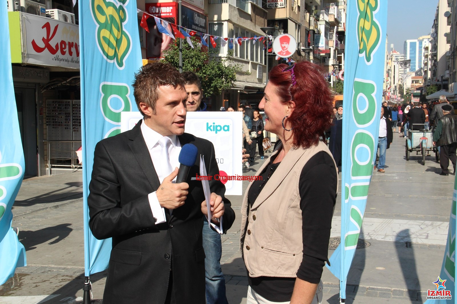 MC ve Sunucu Showman Temini acilis organizasyonlarinda sunucu 6 İzmir Organizasyon Etkinliğinizin akışını şansa bırakmayın! Açılış, festival, konser, düğün ve kurumsal organizasyonlarınızda; kusursuz diksiyonu, yüksek sahne enerjisi ve etkileyici hitabetiyle kitleleri yöneten profesyonel MC ve Sunucu hizmeti. Organizasyon içeriğine ve çalışacak olan kişiye göre fiyatlar değişiklik gösterecektir. İster resmi bir protokol sunumu, ister eğlence dolu bir Showman performansı... İzmir Organizasyon bünyesindeki deneyimli moderatörlerle etkinliğinizin sesini duyurun. Avm Açılış Organizasyonu Sunucu Kiralama İzmir