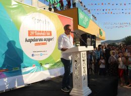 Açılış Organizasyonlarında Sunucu acilis organizasyonlarinda sunucu 7 İzmir Organizasyon Açılış organizasyonlarında sunucu, daha çok kişiye ulaşmak, ürünlerin ve firmanızın tanıtımını yapmak için en etkili hizmetlerden biridir. Açılış organizasyonlarında fark yaratmak, etkili bir reklam yapmak ve firmanızın ya da markanızın adından bolca söz ettirmek için İzmir Organizasyon ekibinin işe yarayacak önerileri var. Uygun maliyetle etkili çözümler için çeşitli reklam yöntemlerinden yararlanabileceğiniz gibi, organizasyonunuza profesyonellik katmak, organizasyon düzenin sağlanması ve davetlilere programın duyurulması, eğlenceli ve keyifli bir açılış olması için açılış organizasyonlarında sunucu hizmetini de tercih edebilirsiniz. Açılış organizasyonlarında sunucu ve mikrofon, daha çok kişiye ulaşabilmek ve göndermek istediğiniz mesajı göndermek için etkili bir yol. Ayrıca, sunucunun ve mikrofonun kullanıldığı herhangi bir organizasyona, istem dışı döner tekrar bakarız. Mikrofondan çıkan sese kulak vermeye çalışırız. Özellikle promosyonlarınızı, yarışmalarınızı sunucu ile duyurmanız, müşteriler tarafından heyecanla ve merakla karşılanacaktır. Açılış organizasyonlarında sunucu kiralama hizmetimiz için acilisorganizasyonu.com.tr adresimizi ziyaret edebilir ya da İzmir Organizasyon müşteri temsilcimize ulaşabilirsiniz. Ses Sistemi ve Sunucu Kiralama İzmir Açılış Organizasyonu