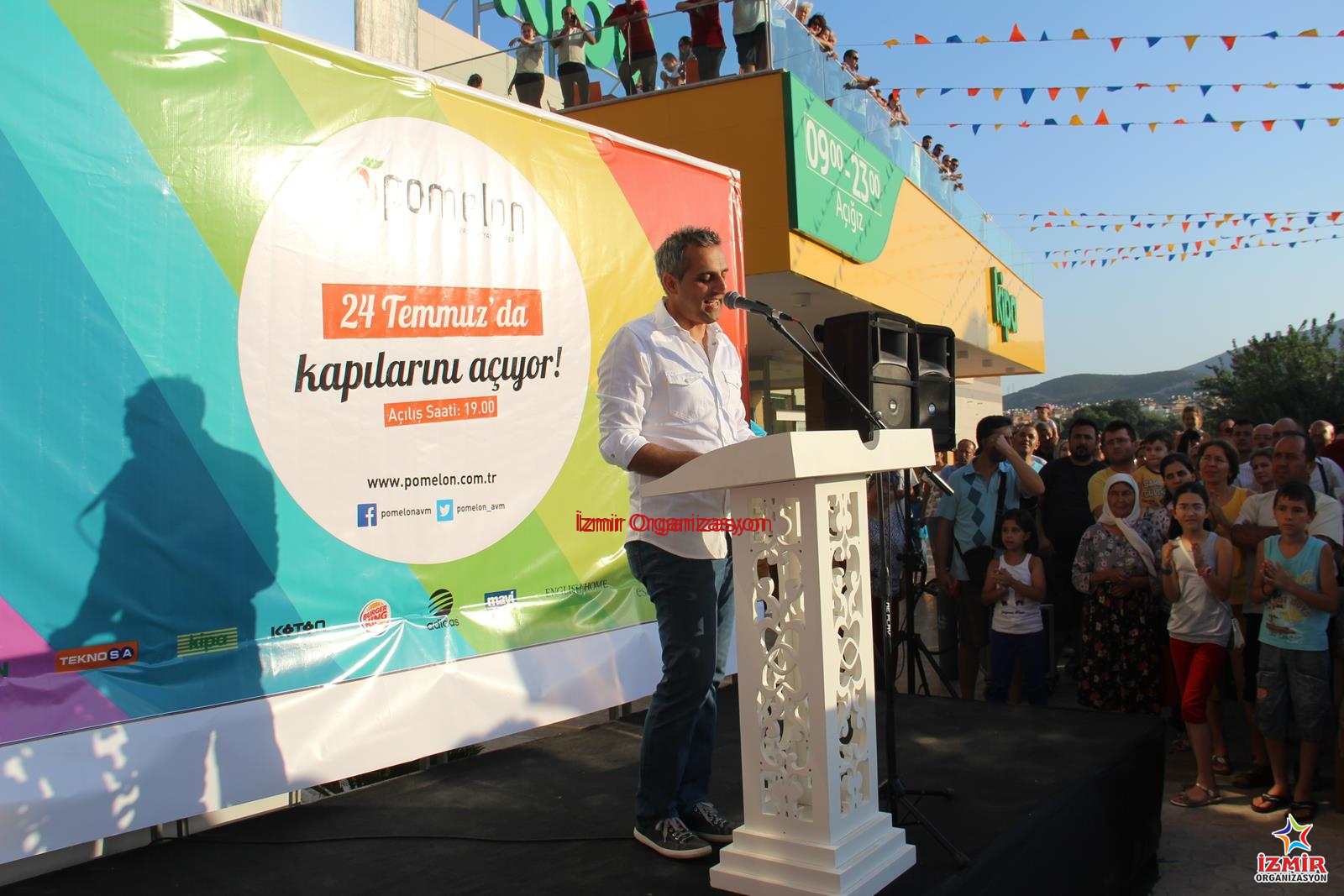 MC ve Sunucu Showman Temini acilis organizasyonlarinda sunucu 7 İzmir Organizasyon Etkinliğinizin akışını şansa bırakmayın! Açılış, festival, konser, düğün ve kurumsal organizasyonlarınızda; kusursuz diksiyonu, yüksek sahne enerjisi ve etkileyici hitabetiyle kitleleri yöneten profesyonel MC ve Sunucu hizmeti. Organizasyon içeriğine ve çalışacak olan kişiye göre fiyatlar değişiklik gösterecektir. İster resmi bir protokol sunumu, ister eğlence dolu bir Showman performansı... İzmir Organizasyon bünyesindeki deneyimli moderatörlerle etkinliğinizin sesini duyurun. Ses Sistemi ve Sunucu Kiralama İzmir Açılış Organizasyonu