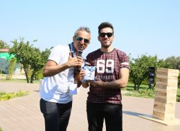 Açılış Organizasyonlarında Sunucu acilis organizasyonlarinda sunucu 8 İzmir Organizasyon Açılış organizasyonlarında sunucu, daha çok kişiye ulaşmak, ürünlerin ve firmanızın tanıtımını yapmak için en etkili hizmetlerden biridir. Açılış organizasyonlarında fark yaratmak, etkili bir reklam yapmak ve firmanızın ya da markanızın adından bolca söz ettirmek için İzmir Organizasyon ekibinin işe yarayacak önerileri var. Uygun maliyetle etkili çözümler için çeşitli reklam yöntemlerinden yararlanabileceğiniz gibi, organizasyonunuza profesyonellik katmak, organizasyon düzenin sağlanması ve davetlilere programın duyurulması, eğlenceli ve keyifli bir açılış olması için açılış organizasyonlarında sunucu hizmetini de tercih edebilirsiniz. Açılış organizasyonlarında sunucu ve mikrofon, daha çok kişiye ulaşabilmek ve göndermek istediğiniz mesajı göndermek için etkili bir yol. Ayrıca, sunucunun ve mikrofonun kullanıldığı herhangi bir organizasyona, istem dışı döner tekrar bakarız. Mikrofondan çıkan sese kulak vermeye çalışırız. Özellikle promosyonlarınızı, yarışmalarınızı sunucu ile duyurmanız, müşteriler tarafından heyecanla ve merakla karşılanacaktır. Açılış organizasyonlarında sunucu kiralama hizmetimiz için acilisorganizasyonu.com.tr adresimizi ziyaret edebilir ya da İzmir Organizasyon müşteri temsilcimize ulaşabilirsiniz. İzmir Açılış Organizasyonu Sunucu Kiralama