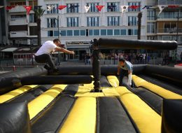 Açılış Organizasyonu Benzeri Yıl Dönümü Kutlamaları acilis organizasyonu benzeri yil donumu kutlamalari 36 İzmir Organizasyon Açılış organizasyonu ve benzeri yıl dönümü kutlamaları firmanız, işletmeniz, kurum ya da kuruluşunuz için hazırladığımız ve organize ettiğimiz hizmetlerden birisidir. İzmir Organizasyon firması olarak ihtiyaç duyabileceğiniz tüm hizmetleri sunuyoruz. Açılış organizasyonu benzeri yıl dönümü kutlamaları ile işletmenizin kuruluş yıl dönümünü, eğlenceli ve ihtişamlı şekilde organize ediyoruz. Satış ve pazarlama, reklam ve tanıtım amacıyla tıpkı açılış organizasyonlarında ki gibi balon süsleme, animasyon gösterisi gibi hizmetler veriyoruz. İzmir Organizasyon deneyimli ekibi ile birlikte açılış organizasyonu, yıl dönümü etkinlikleri ve daha pek çok organizasyonda profesyonel hizmet vermektedir. Firmanız için hazırlanan yıl dönümü etkinliklerinde de organizasyonu ilgi çekici ve farklı kılmak için çalışıyor, sizlere kusursuz bir atmosfer oluşturuyoruz. Yazının devamını okuyarak açılış organizasyonu benzeri yıl dönümü kutlamaları hakkında fikir edinebilir ve ayrıntılı bilgi almak için İzmir Organizasyon müşteri temsilcimize ulaşabilirsiniz. Açılış Organizasyonu Benzeri Yıl Dönümü Kutlamaları