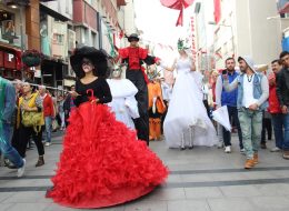 Açılış Organizasyonu Benzeri Yıl Dönümü Kutlamaları acilis organizasyonu benzeri yil donumu kutlamalari 7 İzmir Organizasyon Açılış organizasyonu ve benzeri yıl dönümü kutlamaları firmanız, işletmeniz, kurum ya da kuruluşunuz için hazırladığımız ve organize ettiğimiz hizmetlerden birisidir. İzmir Organizasyon firması olarak ihtiyaç duyabileceğiniz tüm hizmetleri sunuyoruz. Açılış organizasyonu benzeri yıl dönümü kutlamaları ile işletmenizin kuruluş yıl dönümünü, eğlenceli ve ihtişamlı şekilde organize ediyoruz. Satış ve pazarlama, reklam ve tanıtım amacıyla tıpkı açılış organizasyonlarında ki gibi balon süsleme, animasyon gösterisi gibi hizmetler veriyoruz. İzmir Organizasyon deneyimli ekibi ile birlikte açılış organizasyonu, yıl dönümü etkinlikleri ve daha pek çok organizasyonda profesyonel hizmet vermektedir. Firmanız için hazırlanan yıl dönümü etkinliklerinde de organizasyonu ilgi çekici ve farklı kılmak için çalışıyor, sizlere kusursuz bir atmosfer oluşturuyoruz. Yazının devamını okuyarak açılış organizasyonu benzeri yıl dönümü kutlamaları hakkında fikir edinebilir ve ayrıntılı bilgi almak için İzmir Organizasyon müşteri temsilcimize ulaşabilirsiniz. Animasyon Ekibi Kiralama İzmir