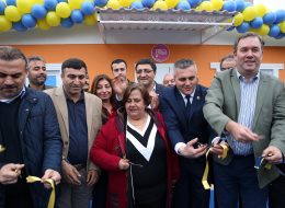 Buca Belediyesi Pırlanta Merkezi Açılış Organizasyonu acilis organizasyonu izmir organizasyon 1 İzmir Organizasyon İzmir Buca Belediyesi tarafından hayata geçirilen Pırlanta Merkezleri’ne bir yenisi daha eklendi. İzmir Organizasyon firması olarak 9 Ocak’ta hizmete sunulan Buca Belediyesi Pırlanta Merkezi açılış organizasyonuna ev sahipliği yaptık. Geleceğimiz çocuklar için sekizincisi hayata geçirilen Buca Belediyesi Pırlanta Merkezi açılış organizasyonu haftada 3 gün 3 saat çocuklara eğitim ve öz bakım hizmeti verirken ebeveynler için ise kendine ayırabilecekleri zaman dilimi oluşturarak onların spora, sosyal hayata katılımlarını artıyor. İzmir Organizasyon profesyonel ekibi ile birlikte Buca Belediyesi Pırlanta Merkezi açılış organizasyonun da Buca halkına keyifli anlar yaşattı. Buca Belediye Başkanı Levent Piriştina'nın da katılım gösterdiği açılış organizasyonu için hazırlıklar ise İzmir Organizasyon ekibi tarafından sabahın erken saatlerin de başladı. Buca Belediyesi'nin hayata geçirdiği Pırlanta Merkezi açılış organizasyonu haberimiz için yazının devamını okuyabilirsiniz. İzmir Protokol Katılımlı Açılış Organizasyonu