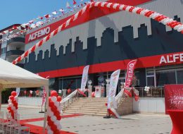 Açılış Organizasyonu Nasıl Yapılır acilis organizasyonu nasil yapilir 10 İzmir Organizasyon 'Açılış organizasyonu nasıl yapılır' sorusuna cevap bulmak ve profesyonel hizmet almak için İzmir Organizasyon firmamız yanı başınızda. 15 yılı aşkın deneyimiyle birçok organizasyona imza atan İzmir Organizasyon organizasyonunuza ilgiyi artırmak ve hedef kitlenize yönelik hizmet vermek için çalışıyor. İzmir, Ege Bölgesi ve Türkiye'nin dört bir noktasında yanınızdayız. Yeni açılacak bir mağazanız için farklı bir etkinlik düşünüyor olabilirsiniz ya da yeni açılan okulunuzun adını geniş bir kitleye duyurmak. İster mağaza, dükkan açıyor olun, isterseniz de dernek, AVM veya okul. Hepsinin amacı, adınızı hedef kitlenize duyurmak ve işletmenizi hedef kitlenize tanıtmak. Açılış organizasyonu da, bu amaçlar için gerçekleştirilen çeşitli etkinlikler ve aktiviteler bütünü. Yeni açılacak olan firmalar artık açılış organizasyonlarını akrnavala dönüştürüyorlar. Dahası, artık açılış organizasyonu düzenlemek , firmalar için bir lüks değil gereklilik olmuş durumda. Peki açılış organizasyonu nasıl yapılır, nasıl planlanır ve organize edilir? Yazının devamını okuyarak açılış organizasyonu ile ilgili ayrıntılı bilgi alabilirsiniz. Balon Süsleme İzmir Açılış Organizasyonu